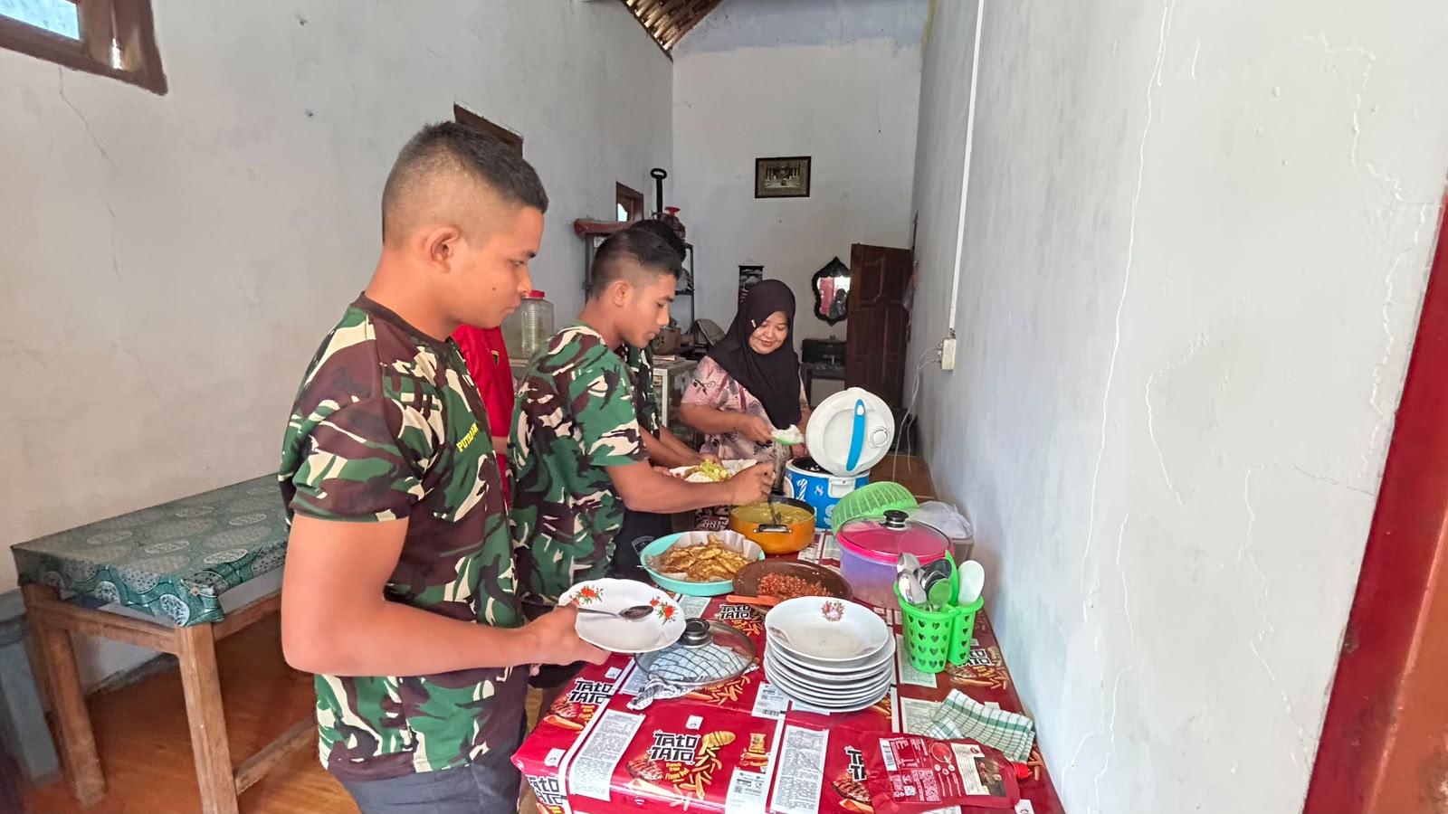 TMMD 129 Datang, Warung Makan Bu Yatini Tambah Ramai