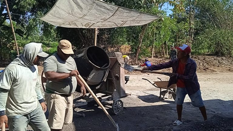 Bisingnya Mesin Molen Musik Penyemangat TNI dan Warga di TMMD 129 Bulu Lor