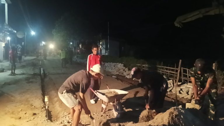 Tidak Kenal Waktu, Siang Malam TNI dan Masyarakat Kerjakan Sasaran TMMD 129 Bulu Lor
