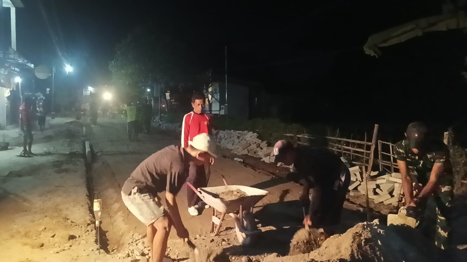 Tidak Kenal Waktu, Siang Malam TNI dan Masyarakat Kerjakan Sasaran TMMD 129 Bulu Lor