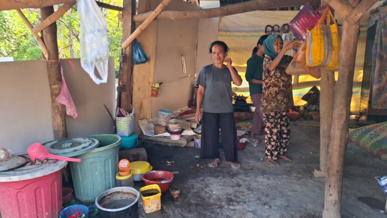 HEBOH, SUASANA DAPUR DARURAT MBAH PARMI