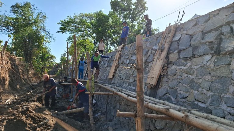 SIRTU SISA GALIAN PONDASI TALUD DIMANFAATKAN UNTUK MERATAKAN BAHU JALAN