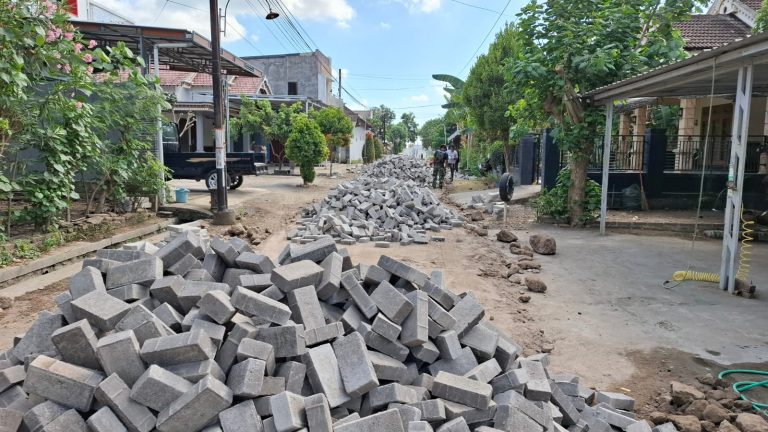 MBAH LOSO KAGUM MELIHAT TUMPUKAN MATERIAL BERJAJAR SEPANJANG 1 KM
