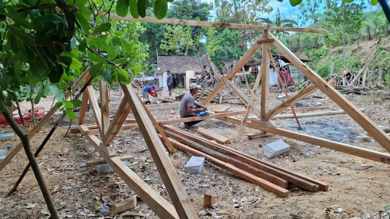 LUAR BIASA, KAYU JATI MENJADI BAHAN UTAMA PENOPANG ATAP REHAB RUMAH TIDAK LAYAK HUNI