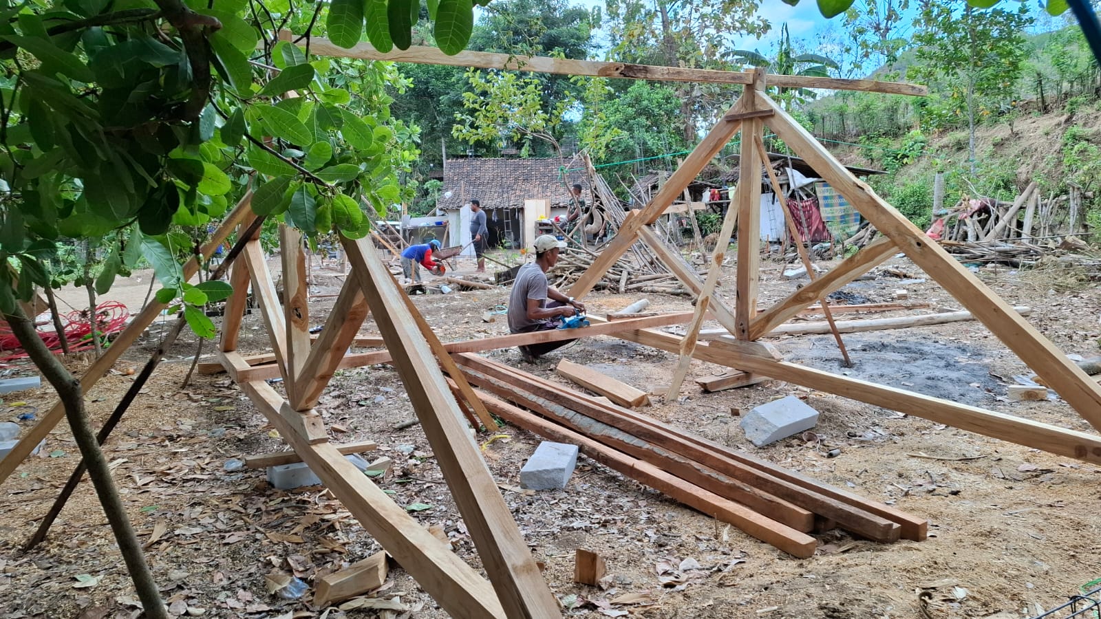 LUAR BIASA, KAYU JATI MENJADI BAHAN UTAMA PENOPANG ATAP REHAB RUMAH TIDAK LAYAK HUNI