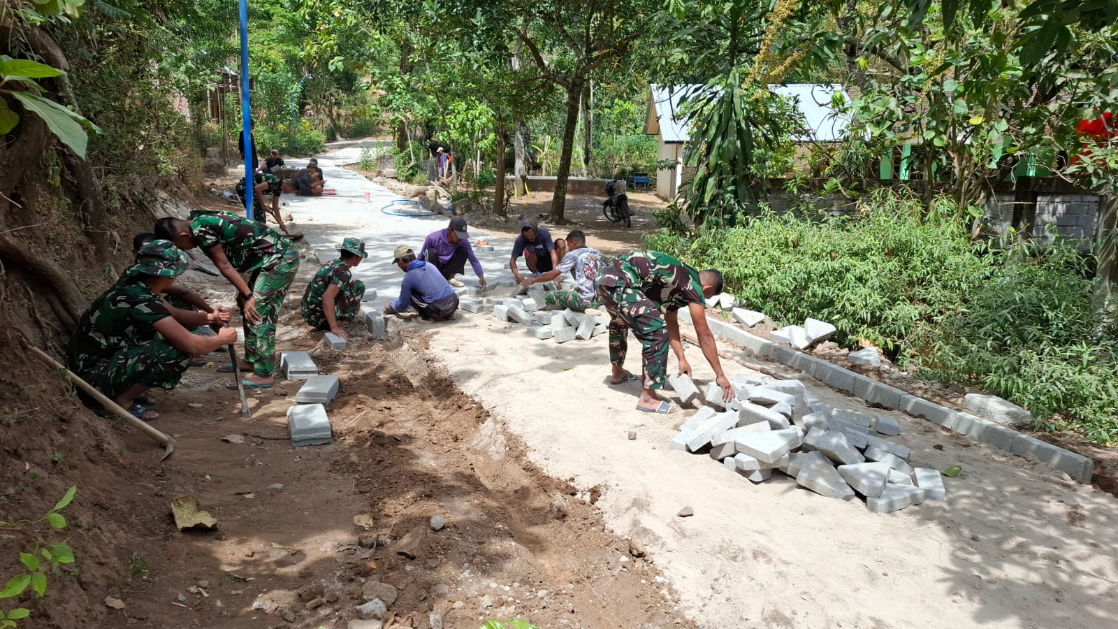 KADES BULU LOR : SPESIFIKASI TEKNIK PEMBANGUNAN PAVING JALAN SASARAN TMMD KE-129 SESUAI KONTUR TANAH