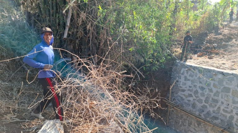TAK MAU KALAH DENGAN WARGA DESA YANG LAIN, PETANI INI SEMPATKAN DIRI TERLIBAT TMMD KE-129