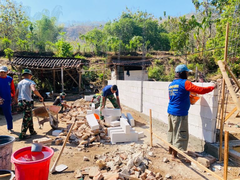 Rumah Tetangga Direhab TMMD, Pak Miskun Los Kerja