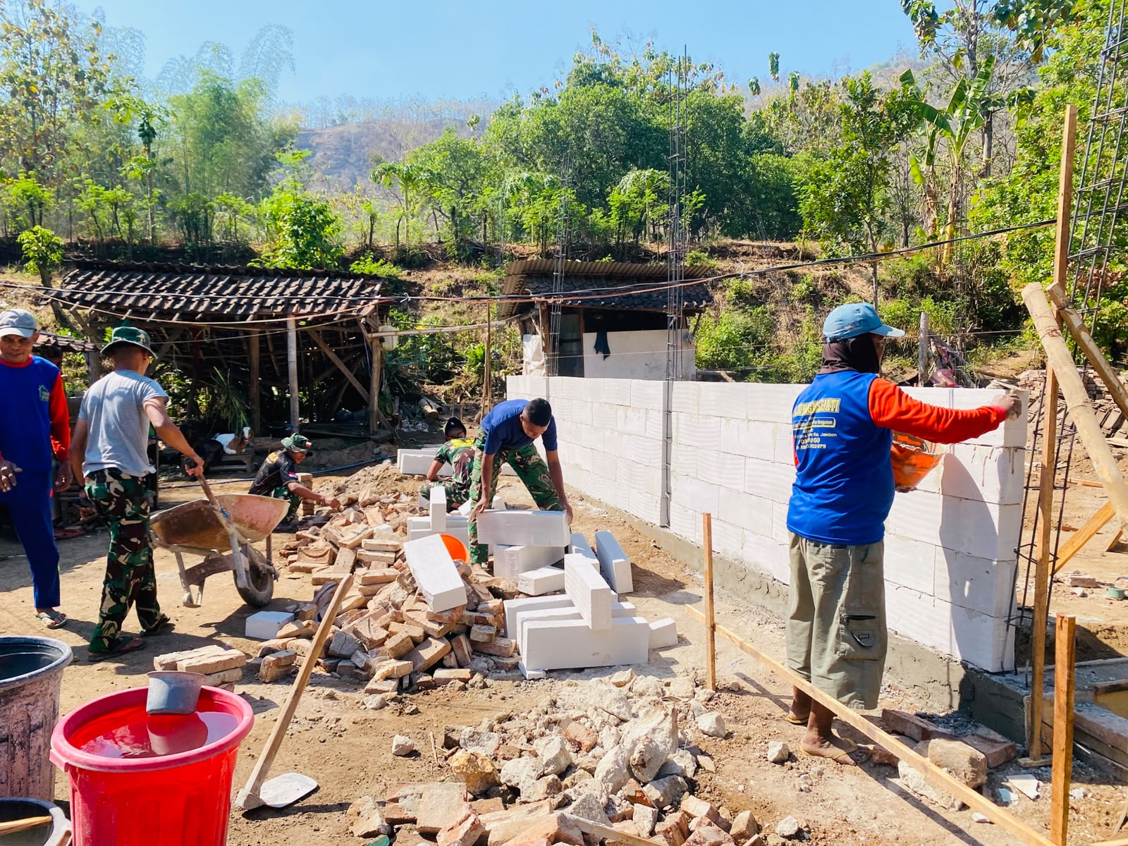 Rumah Tetangga Direhab TMMD, Pak Miskun Los Kerja