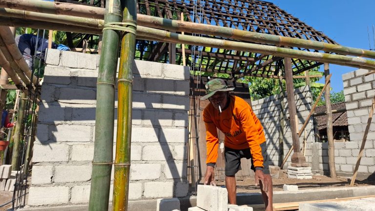 TAK MAU KALAH, KAKEK 72 TAHUN INI TAK PERNAH ABSEN BANTU TNI BANGUN RUMAH WARGA