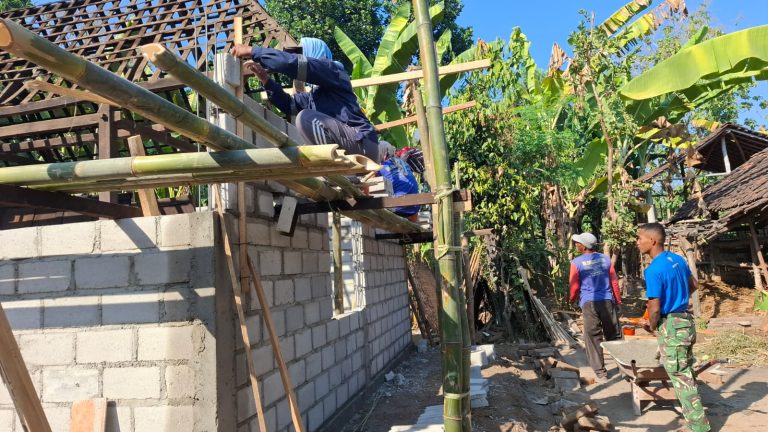 DENGAN SISTEM ‘JAGUL’ RUMAH MISENI DIREHAB ANGGOTA TNI BERSAMA WARGA