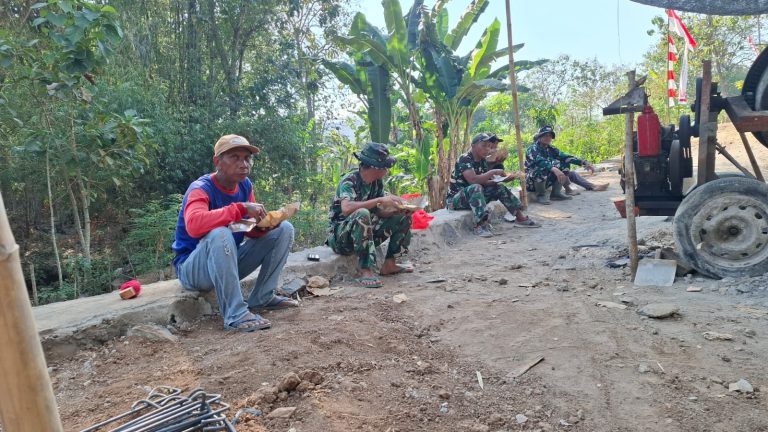 TANPA CANGGUNG, MASYARAKAT BERSAMA ANGGOTA SATGAS TMMD SARAPAN PAGI DISAMPING JEMBATAN