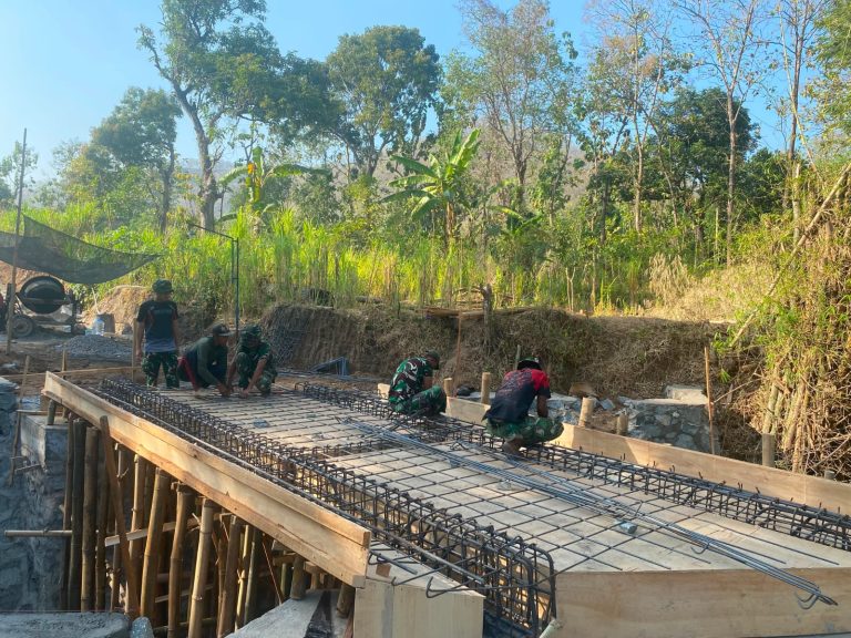 BAJA-BAJA UKURAN BESAR MULAI DIRANGKAI PADA STRUKTUR JEMBATAN DUKUH BIBIS