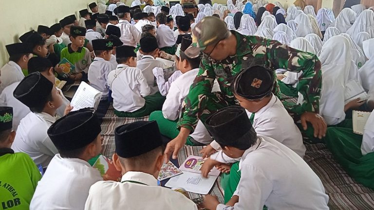Perpustakaan Keliling TMMD 129 Bulu Lor Diserbu Siswa