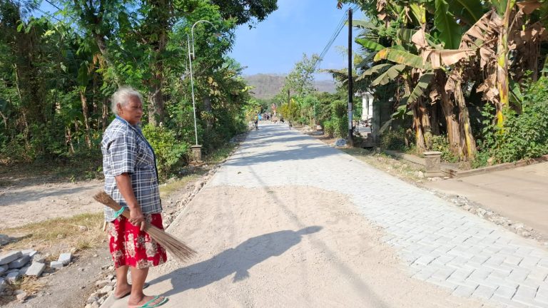 MBAH PARTI GIRANG BUKANG KEPALANG JALAN DEPAN RUMAHNYA SELESAI DIBANGUN