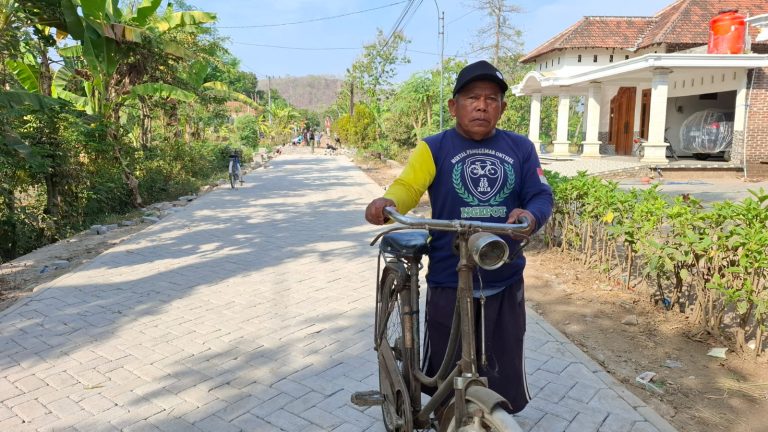 TERNYATA PEMBANGUNAN JALAN DI DESA BULU LOR JUGA MENDAPAT PERHATIAN WARGA DESA LAIN