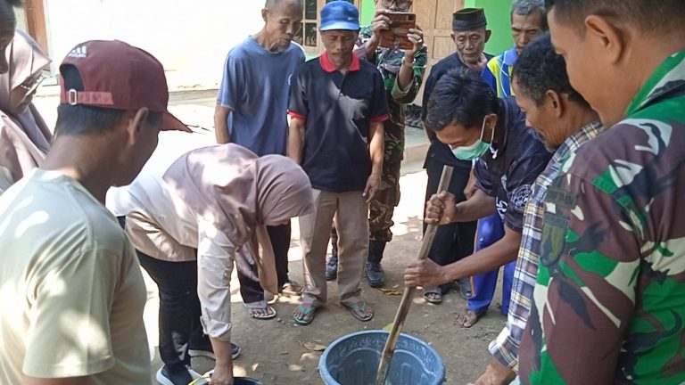 TMMD 129 Bulu Lor Gelar Penyuluhan Hanpangan Kepada Petani ( Demo Pembuatan Jadam Sulfur)
