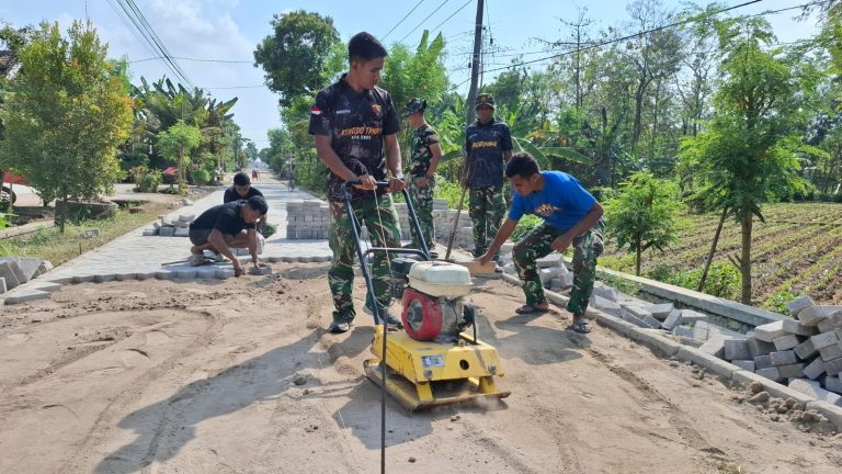RAUNGAN MESIN STAMPER WARNAI PEMBANGUNAN PAVING JALAN SASARAN TMMD KE-129