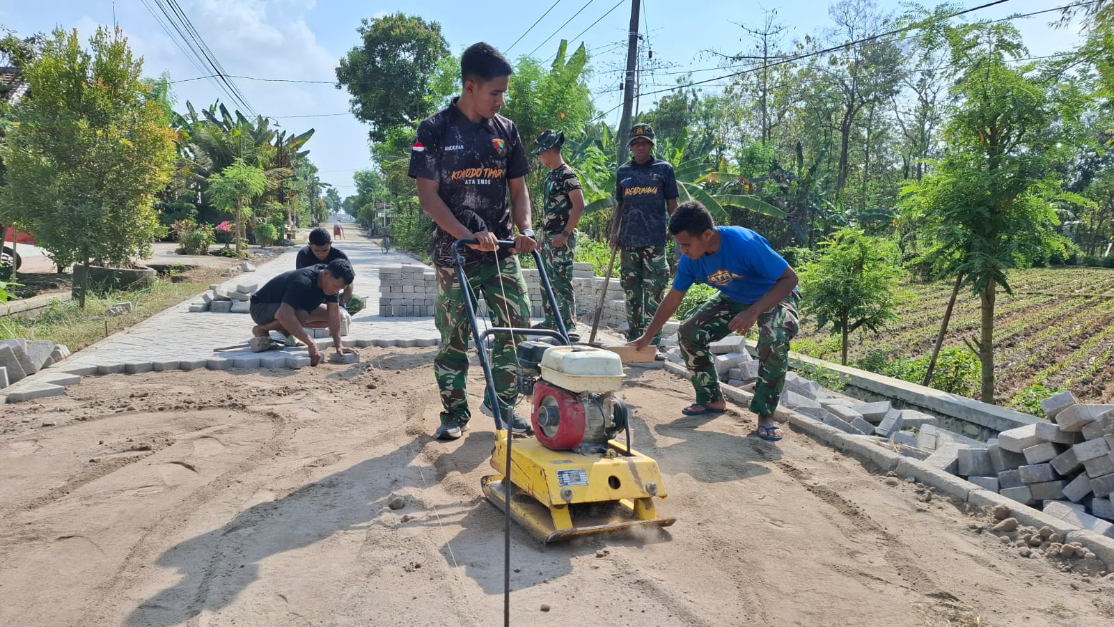 RAUNGAN MESIN STAMPER WARNAI PEMBANGUNAN PAVING JALAN SASARAN TMMD KE-129