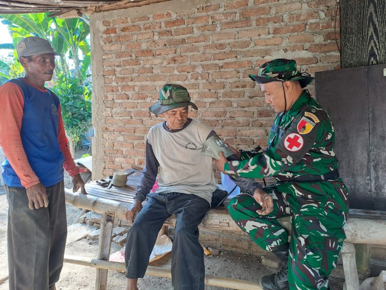 Bukan Hanya Anggota Satgas, Tim Satgas Kesehatan TMMD 129 Bulu Lor Juga Layani Warga