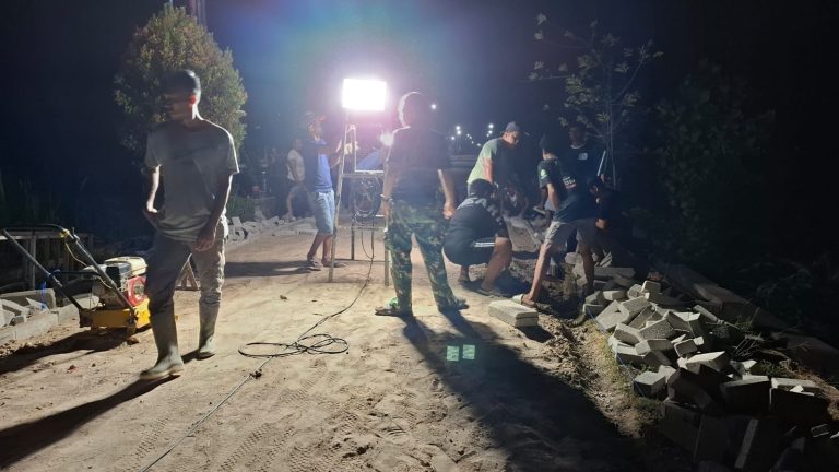 TAK PEDULI MALAM, PEMBANGUNAN PAVING JALAN POROS DESA BULU LOR TERUS DIKEBUT