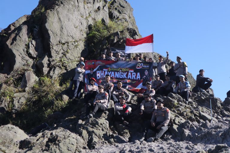 Polres Blitar bersama Komunitas Pecinta Alam Peringati Hari Bhayangkara ke-80 di Gunung Kelud