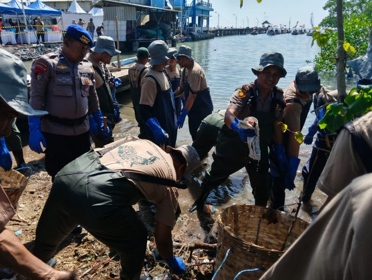 Sinergi Bersih – bersih Pantai, Polres Gresik Wujudkan Indonesia ASRI