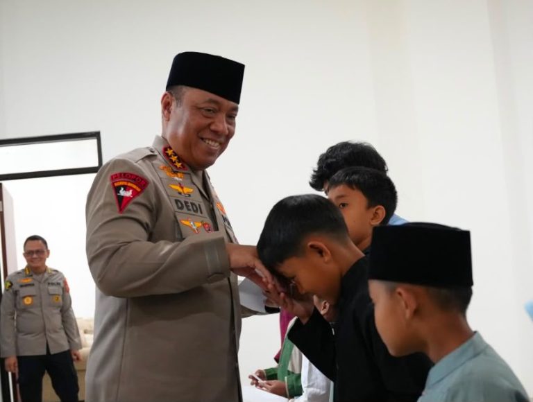 Revitalisasi Masjid Panggilan Sujud, Wakapolri Berbagi Kebahagiaan Bersama Anak-Anak Yatim
