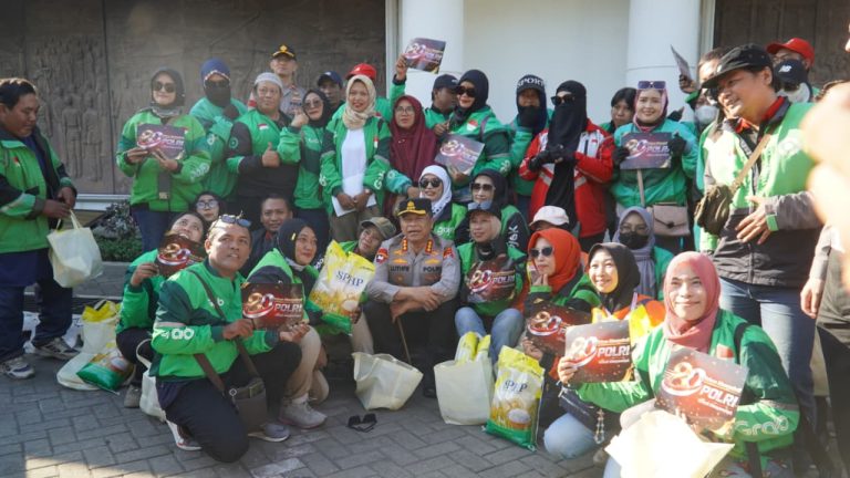 Polrestabes Surabaya Salurkan Paket Sembako untuk Warga di Hari Bhayangkara ke – 80