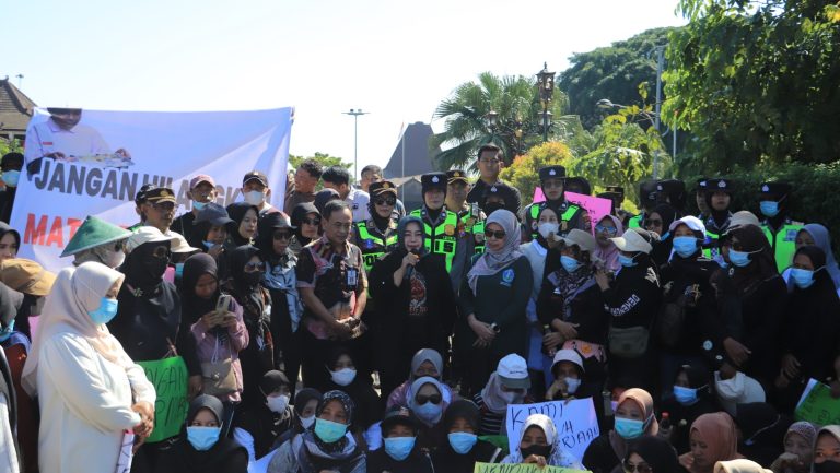 Polres Ponorogo Kawal Aksi Unjuk Rasa Aliansi Peternak, Petani, dan Pedagang di DPRD Berlangsung Aman dan Kondusif
