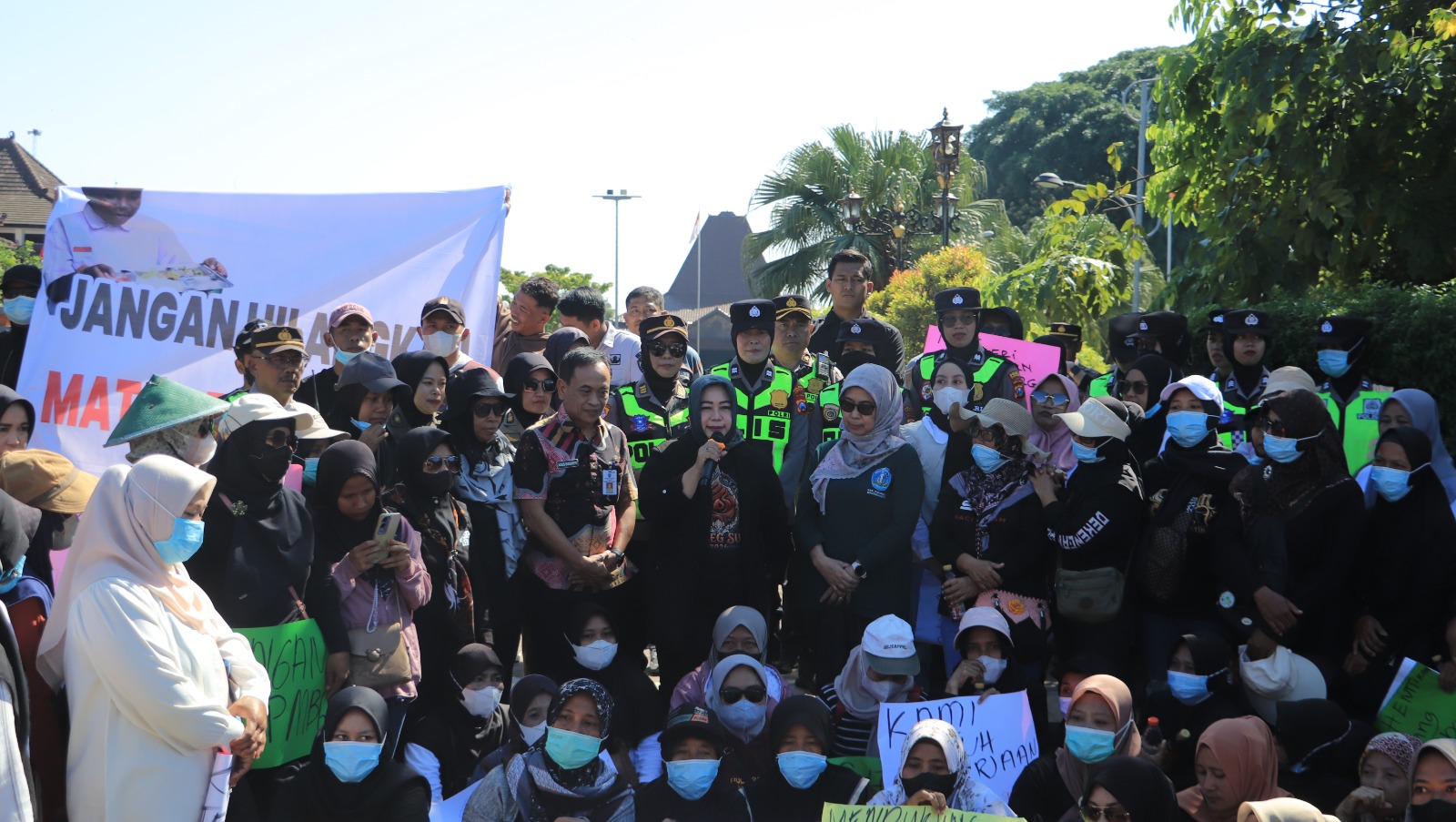 Polres Ponorogo Kawal Aksi Unjuk Rasa Aliansi Peternak, Petani, dan Pedagang di DPRD Berlangsung Aman dan Kondusif