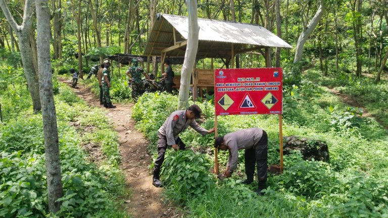 Antisipasi Karhutla, Polsek Sawoo Gandeng Koramil dan Perhutani Gelar Sosialisasi hingga Pasang Banner Larangan Bakar Hutan