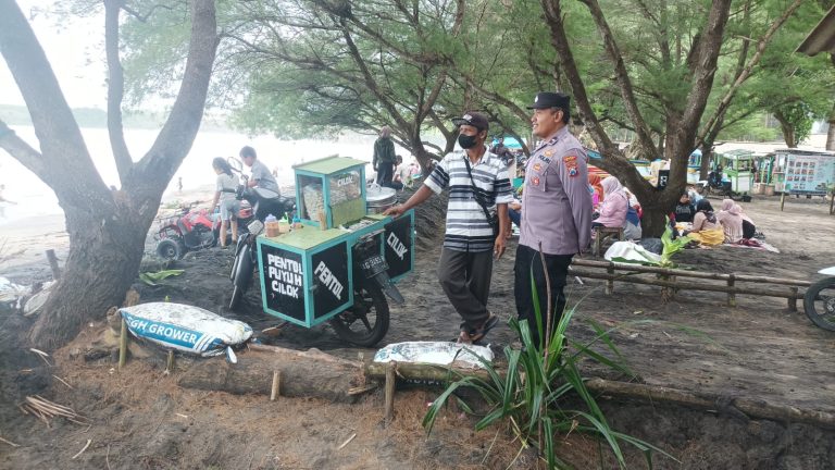 Layanan Pengamanan Polres Blitar Patroli Dialogis di Wisata Pantai Serang