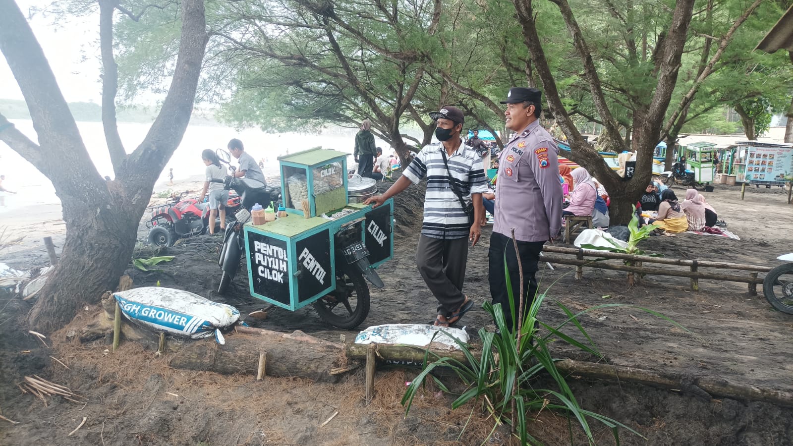 Layanan Pengamanan Polres Blitar Patroli Dialogis di Wisata Pantai Serang