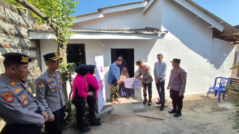 Hari Bhayangkara ke – 80 Polres Ngawi Bedah Dua Rumah Jadi Layak Huni, Hadirkan Senyum dan Harapan Warga