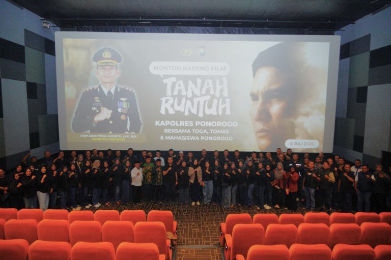 Nobar Film Tanah Runtuh, Polres Ponorogo Ajak Tokoh Agama hingga Aktivis Mahasiswa Perkuat Semangat Toleransi dan Pengabdian