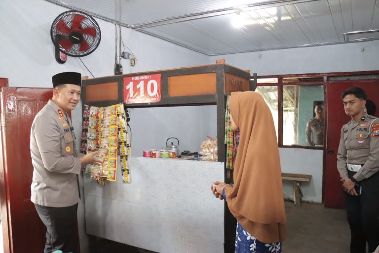 Dukung UMKM, Polres Magetan Renovasi Warung Bu Tiyem di Hari Bhayangkara ke – 80