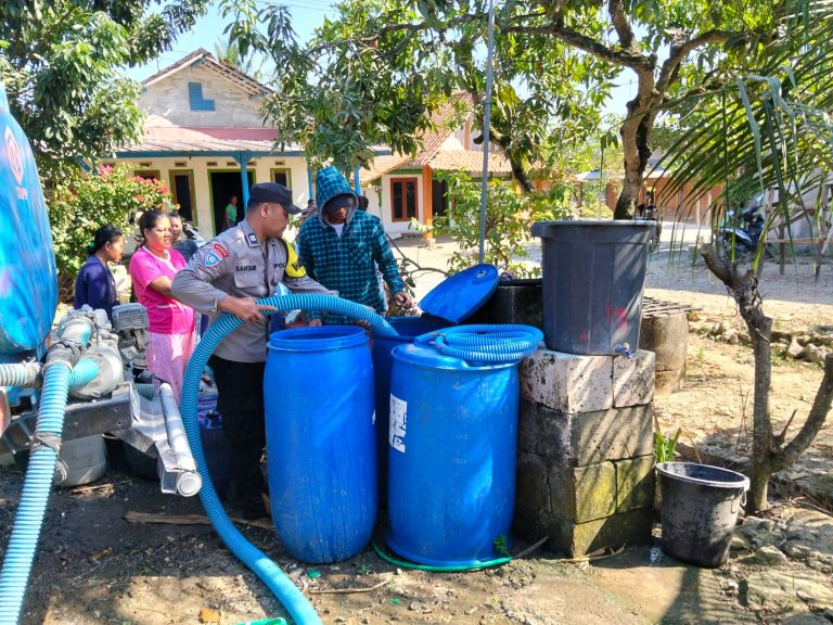 Polres Bojonegoro Salurkan 16 Ribu Liter Air Bersih untuk Warga Terdampak Kemarau di Ngambon