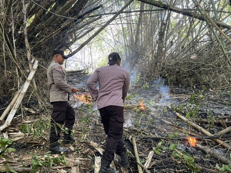 Polres Trenggalek Terjunkan Personel Jajaran Padamkan Api di Gunung Orak Arik