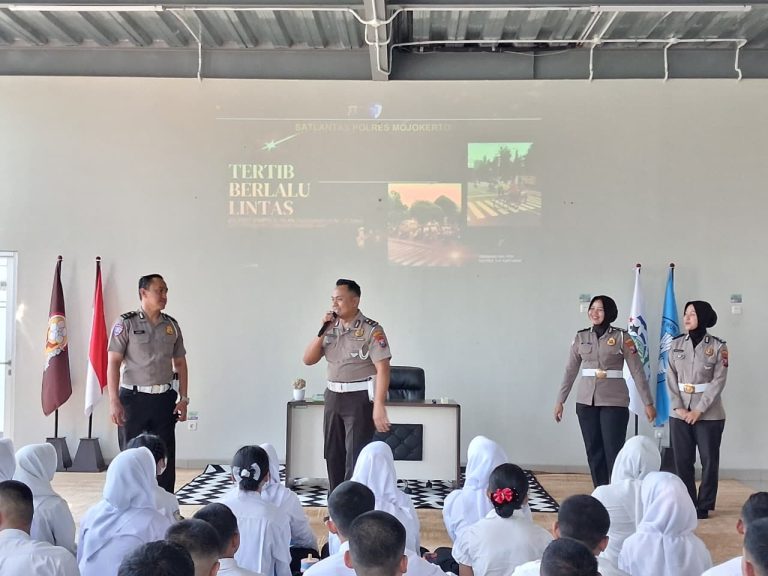 Polres Mojokerto Edukasi Pelajar Tanamkan Budaya Tertib Lalu Lintas dan Cegah Perundungan