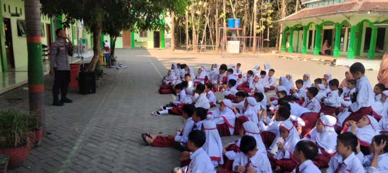 Polsek Bungkal Edukasi Ratusan Siswa SDIT Lentera Hati tentang Anti-Bullying dan Tertib Berlalu Lintas