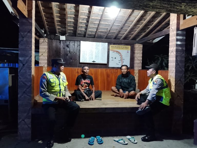 Patroli Malam Polsek Sawoo Sasar SPBU, Poskamling dan Jalur Rawan Laka