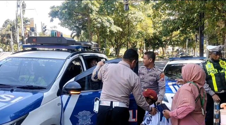 Diantar Polisi, Bocah SD di Gresik yang Tersesat Jalan Pulang Akhirnya Bertemu Orang Tuanya