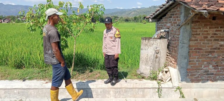 Bhabinkamtibmas Desa Karangpatihan Dampingi Petani Cek Tanaman Cabai Dukung Ketahanan Pangan