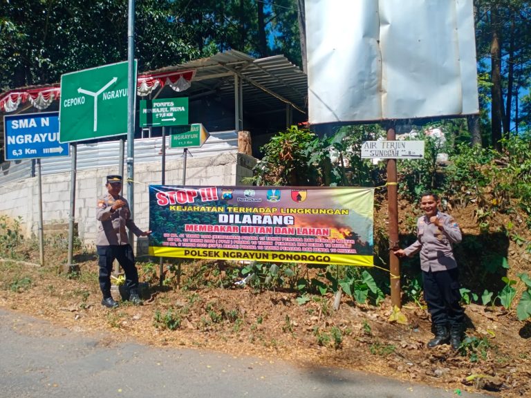Polsek Ngrayun Pasang Banner Imbauan Waspada Karhutla, Tingkatkan Kesadaran Masyarakat Cegah Kebakaran Hutan dan Lahan