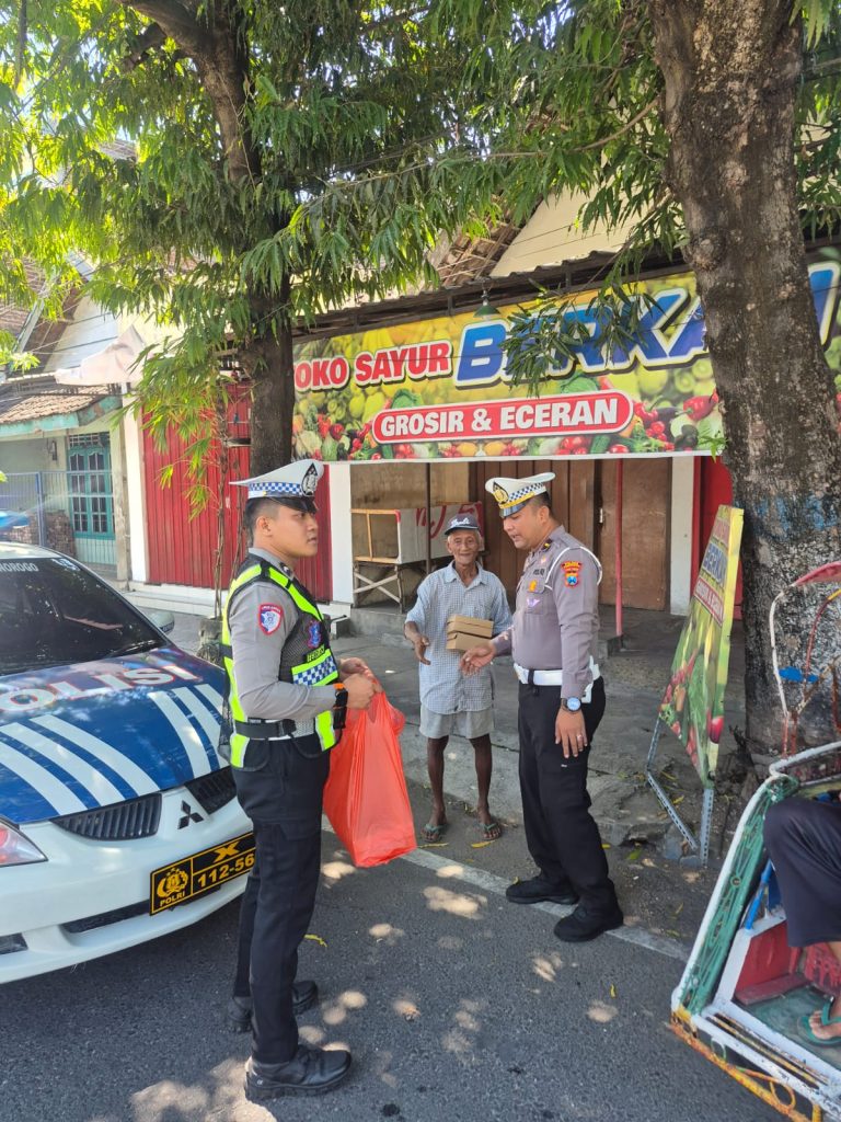 Satlantas Polres Ponorogo Gelar Jumat Berkah, Bagikan Nasi untuk Warga di Wilayah Kota