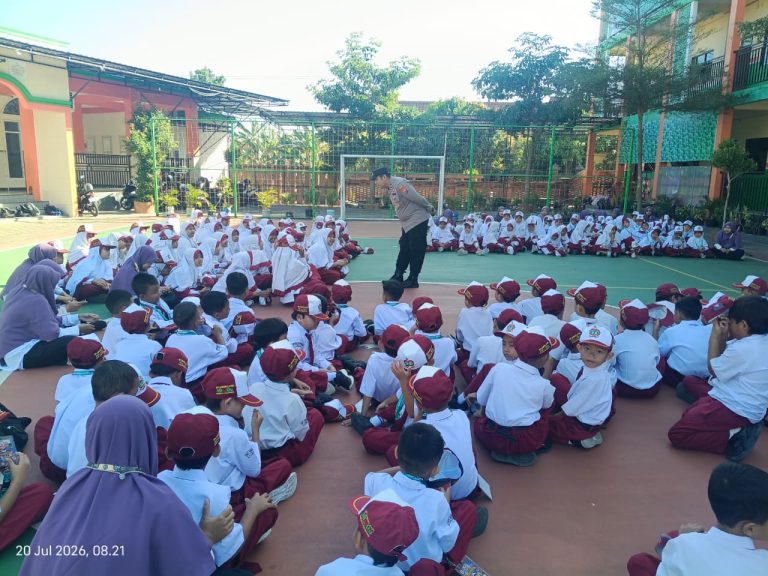 Pendidikan Karakter Sejak Dini, Polsek Ponorogo Berikan Edukasi Anti Bullying kepada Ratusan Siswa MI Qurrota A’yun