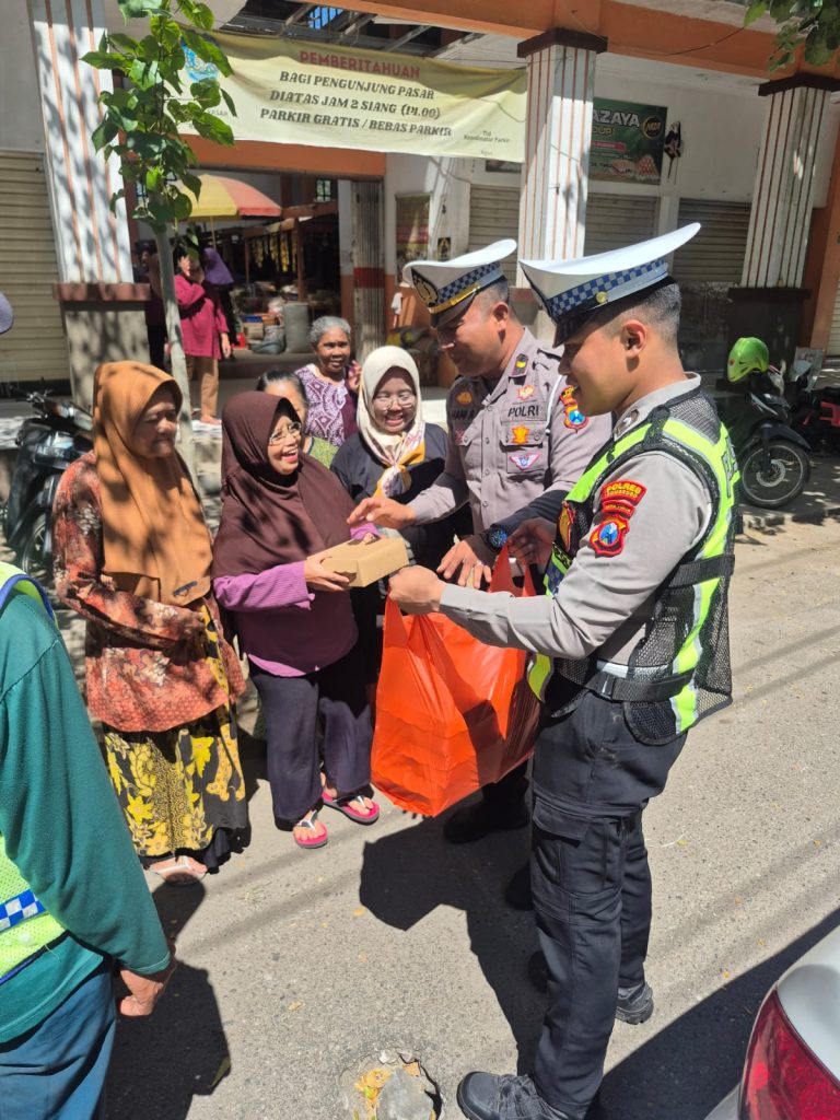 Jumat Berkah, Satlantas Polres Ponorogo Berbagi Nasi dan Ajak Masyarakat Tertib Berlalu Lintas