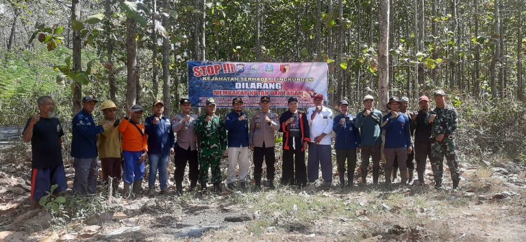 Polsek Sampung Bersama Forkopimcam Gencarkan Sosialisasi dan Pemasangan Banner Pencegahan Karhutla