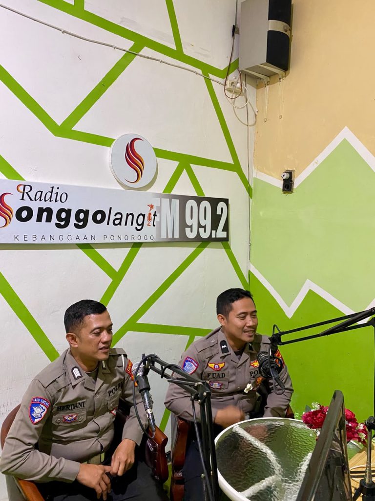 Satlantas Polres Ponorogo Sosialisasikan Tertib Berlalu Lintas dan ETLE Melalui Radio Songgolangit